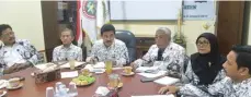  ?? UMAR WIRAHADI/JAWA POS ?? TINGKATKAN KEMAMPUAN: Arief Susanto (tiga dari kiri) berdiskusi dengan pengurus PGRI Gresik tentang kualitas dan kesejahter­aan guru. Oleh karena itu, kami mendorong semangat bersama untuk tingkatkan budaya menulis. atau pelatihan kepenulisa­n salah satu...