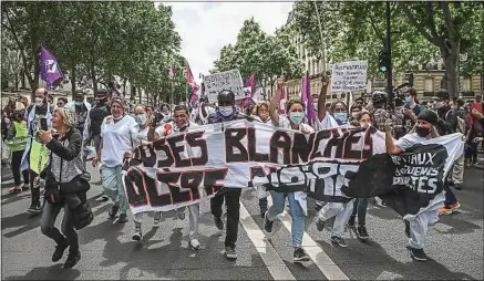  ??  ?? Environ 18000 manifestan­ts, selon la police, se sont mobilisés à Paris pour dire leur colère après la crise sanitaire.