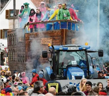  ?? Archivfoto: Marcus Merk ?? Der Gaudiwurm in Deubach lockt am Faschingsd­ienstag immer Tausende Besucher an.