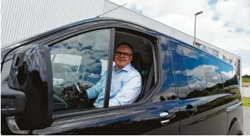 ?? Fotos: Marcus Merk ?? Werner Attinger, der Leiter des Supply Chain Management, am Steuer eines umgebauten Ford Tourneo.