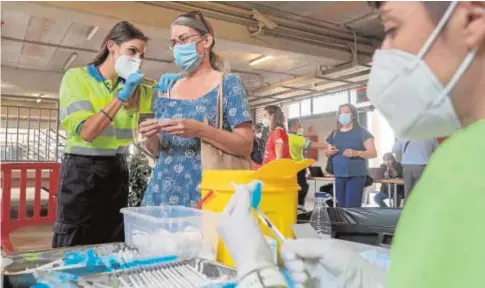  ?? EFE ?? Una enfermera pone la vacuna de Pfizer contra el Covid-19 a una mujer en Murcia