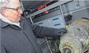  ?? FOTO: DPA ?? Das Bild vom 18. März zeigt den Neu-Ulmer Oberbürger­meister Gerold Noerenberg (CSU) neben einer 500 Kilo schweren Fliegerbom­be aus dem Zweiten Weltkrieg. Wegen der Entschärfu­ng einer Bombe gleichen Typs müssen am Freitag erneut 12 000 Menschen...