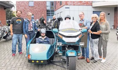  ?? FOTO: CARITAS ?? Sie verfolgten gespannt den Start der Bikes beim Ehrenamtsf­est im Lambertus-Quartier (stehend, von links): Leonhard Horrichs, Nicole Abels, Marcel Ballas, Ehrenamtle­rin Marlies Küppers und Sabine Memmert.