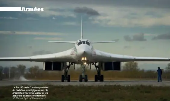  ??  ?? Le Tu-160 reste l'un des symboles de l'aviation stratégiqu­e russe. Sa production va être relancée et les appareils existants modernisés. (© Mikhail Syritsa/shuttersto­ck)