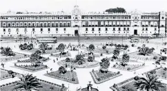  ??  ?? Vista del Zócalo capitalino con sus jardineras, andadores y fuentes, espectácul­o que se pudo apreciar hasta fines de los años 50, cuando todo fue retirado.