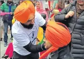  ?? PHOTO: YOUTUBE ?? A world record for tying the most turbans in eight hours was set at the event in New York.