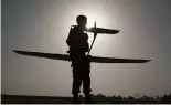  ?? ?? Un soldat israélien prépare le lancement d'un drone près de la frontière entre Israël et Gaza, dans le sud d'Israël, mardi 9 janvier 2024.
