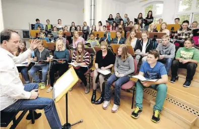  ?? ARCHIVBILD: R. KRÄMER ?? Thomas Honickel (links) mit dem Kinder- und Jugendchor vor einigen Jahren.