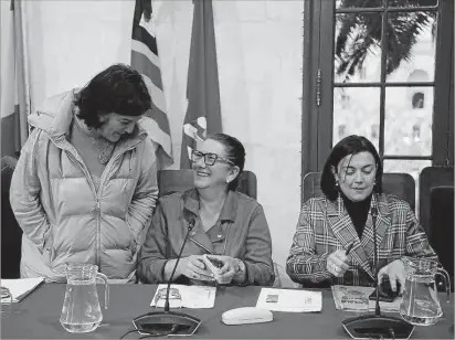  ?? Foto: JOSEP BAGUR ?? La alcaldesa charla con Carol Cerdà en presencia de su sustituta al frente del PSOE, Sandra Moll.