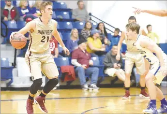  ?? Neal Denton/Special to Siloam Sunday ?? Siloam Springs senior Noah Karp, left, is defended by Mountain Home’s Mitch McDonald during the Panthers’ 63-43 victory over the Bombers on Friday night at The Hangar in Mountain Home.