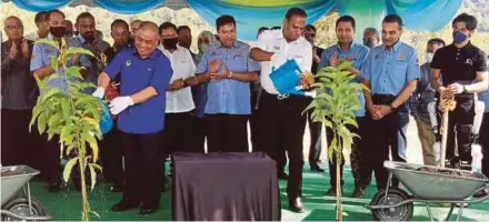  ?? (Foto Balqis Jazimah Zahari/bh) ?? Saravanan bersama Saarani ketika merasmikan pecah tanah Pusat Rehabilita­si Neuro-robotik dan Cybernics Kebangsaan PERKESO di Bandar Meru Raya, Ipoh, semalam.