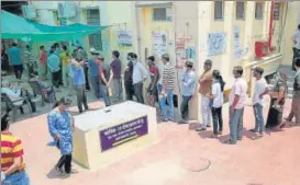  ?? HIMANSHU VYAS/ HT ?? People queue up outside a government hospital in Jaipur to get the jab after vaccinatio­n for people in the 18-45 age group commenced on Saturday.