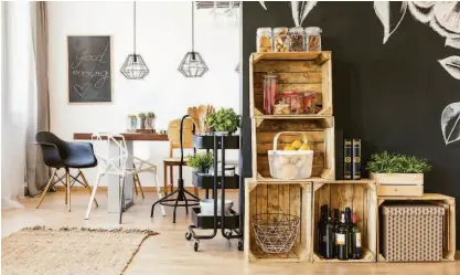  ?? Shuttersto­ck ?? Crate shelving provides storage and frees up space in the great room.