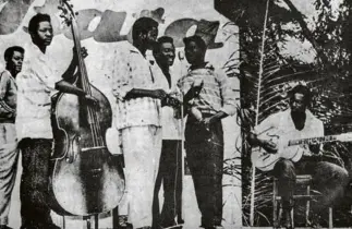  ?? Photo Jean Depara ?? L’Ok Jazz à Kinshasa dans les années 50, Edo Nganga au micro (au centre) et Franco à la guitare à droite.