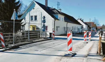  ??  ?? Noch kann die Brücke überquert werden, am kommenden Mittwoch ist der Bereich um die Brücke gesperrt. Die Jahnstraße westlich der Brücke wird ebenfalls saniert.