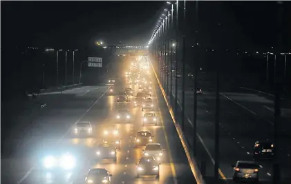  ?? PEDRO L. FERNÁNDEZ ?? Lento. La autopista Buenos Aires-La Plata, anoche, congestion­ada en la mano a Capital.