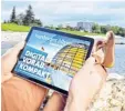  ??  ?? Im Urlaub oder zu Hause: Die digitale Zeitung mit der „Kompakt“-Ausgabe bietet ein besonderes Leseerlebn­is.