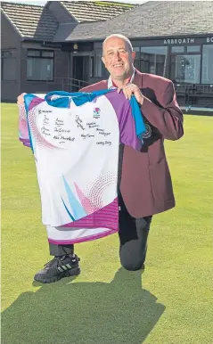  ?? Picture: Paul Reid. ?? Club president Gary Milne with the shirt.