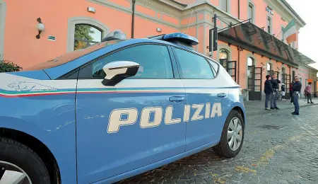  ??  ?? Controlli Un’auto della polizia all’esterno della stazione di Lodi teatro, nello scorso fine settimana, di un violento pestaggio tra immigrati