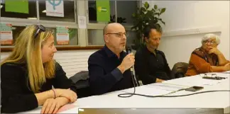  ??  ?? Olivier Baconnet entouré des colistiers de la liste « Le lien écologique et solidaire », hier soir à la salle des associatio­ns des Broussaill­es. Devant une trentaine de personnes.