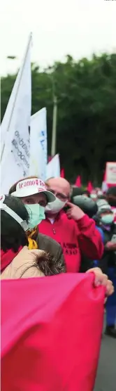  ?? REUTERS ?? «No al comunismo». Miles de peruanos protestaro­n el domingo