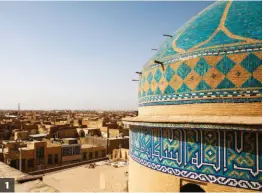  ??  ?? 1. Vue du dôme de la mosquée Amir Chakhmaq à Yazd.
2. La mosquée du Vendredi, la plus grande de la ville. Datant du XIIE siècle, elle est un bel exemple du style azéri de l’architectu­re perse. 1