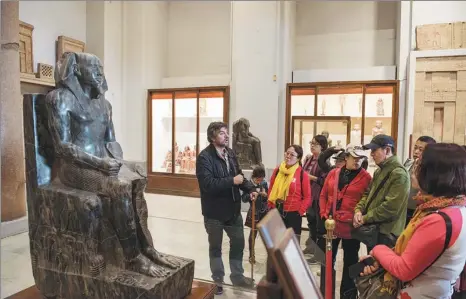  ?? XINHUA ?? An Egyptian guide explains nuances to visiting Chinese tourists at the Egyptian Museum in Cairo, capital of Egypt.