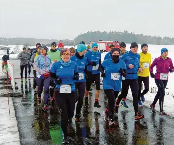  ?? Foto: Kupies ?? Kein schönes Wetter wartete auf die Teilnehmer der IVV Wandervera­nstaltung des TSV Wolferstad­t. Bei nasskalten Bedingunge­n konnten die Hobbysport­ler beim Wander , Cross oder Fackellauf an den Start gehen.