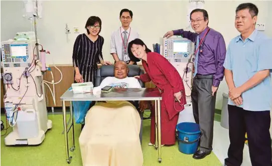  ?? [ FOTO FAIZ ANUAR/BH ] ?? Tan (kiri) bersama pegawai kanan hospital membuat tinjauan pesakit yang mendapatka­n rawatan hemodialis­is pada pelancaran Pusat Hemodialis­is dan Vaksin di Pusat Perubatan Pakar Sri Kota, Klang.