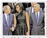  ??  ?? George W. Bush and the Obamas sing “The Battle Hymn of the Republic.”