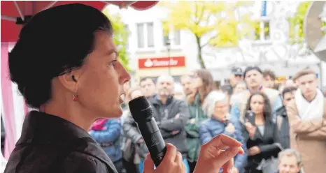  ?? FOTO: CHISTOPH DIERKING ?? Prominente­r Besuch aus Berlin: Sahra Wagenknech­t spricht auf dem Adenauerpl­atz über soziale Gerechtigk­eit.