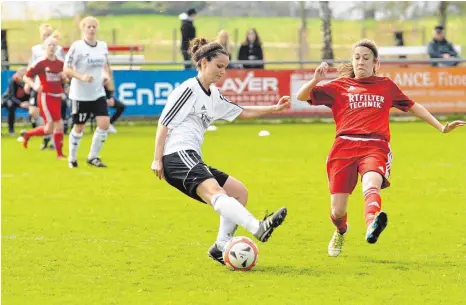  ?? FOTO: FAR ?? Nullnummer: Nathalie Kaiser (vorne, rechts) und der TSV Tettnang trennen sich torlos gegen die Gäste aus Derendinge­n.