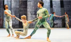  ??  ?? Performer
Il corpo di ballo della compagnia Rambert in una scena dello spettacolo «Rambert Event» di Steele