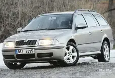  ??  ?? Škoda Octavia Tour Ideální rodinný přepravník zmizel kvůli zastaralým motorům, dnes za stejné peníze nekoupíte ani menší Škodu Rapid s podobným kufrem, v základu stojí 315 tisíc korun.