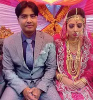  ??  ?? Il matrimonio Un’immagine presa da Facebook di Samsul Haque Swapan, il giorno del suo matrimonio. Lui è emigrato mentre lei è rimasta a Dacca in Bangladesh