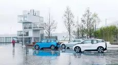  ??  ?? Am Süd-Bund auf dem Expo-Gelände unterhält BMW ein Fahrerlebn­iszentrum. Zum Flanieren und Trainieren.