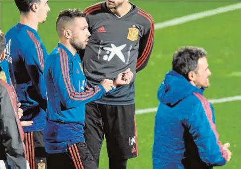  ?? ÓSCAR DEL POZO ?? Jordi Alba, en el entrenamie­nto de ayer, a la espalda de Luis Enrique