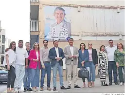  ?? DIARIO DE ALMERÍA ?? Manuel Cortés y su equipo de Gobierno, a las puertas de la sede del PP local.