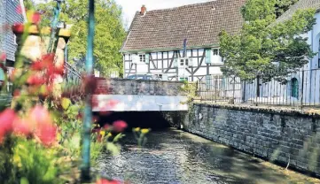  ?? FOTO: STEPHAN KÖHLEN ?? Die Düssel fließt mitten durch das malerische Dorf Gruiten.