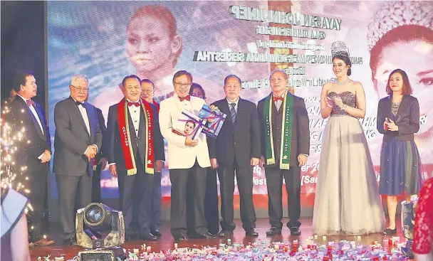  ?? Photo by Muhammad Rais Sanusi ?? Abang Johari (fourth left) shows the two new biographie­s about Bidayuh personalit­ies Pandelela (right) and Dewi (second right), launched during the Yayasan John Jinep gala dinner. —