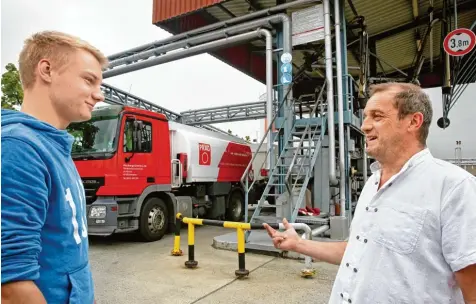  ?? Archivfoto: Matthias Becker ?? Der erste Tag am Ausbildung­splatz ist für beide Seiten aufregend. Azubi wie Ausbilder kennen sich noch nicht. Wenn der Lehrling einen guten Eindruck hinterlass­en will, sollte er beim Rundgang durch den Betrieb aufmerksam zuhören und Interesse an der...