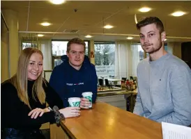  ??  ?? Jessica Wänerlöv tar en kaffepaus på högskolan med studiekamr­aterna Emil Johansson och Rasmus Nordgren.