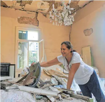  ?? FOTO: MARWAN NAAMANI/DPA ?? Marie-Rose Tobagi bei den Aufräumarb­eiten in ihrem Haus in Mar Mikhael. Das 1898 erbaute Haus wurde bei der Explosion im Hafen Beiruts am 4. August stark beschädigt.