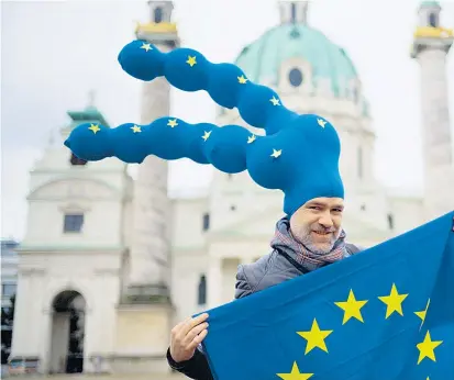  ??  ?? Im Frühjahr machte „Pulse of Europe“auch in Wien auf sich aufmerksam: ein Aktivist vor der Karlskirch­e. Ob die Kopfbedeck­ung zukunftstr­ächtig ist, muss sich allerdings erst weisen.