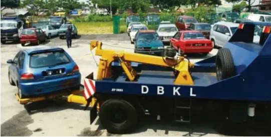  ?? [FOTO HIASAN] ?? Tindakan tegas DBKL mengatasi masalah parkir dan kereta buruk yang tersadai dapat mengurangk­an masalah kesesakan di kawasan penempatan padat sekitar Kuala Lumpur.