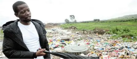  ?? / ANTONIO MUCHAVE ?? Mthuthuzel­i Xaba of Sharpevill­e says refuse is often not collected and he does not know what the duty of the municipali­ty is because they hardly do a thing.
