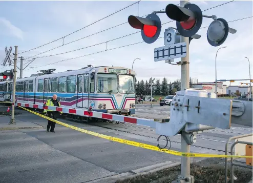  ?? AL CHAREST / POSTMEDIA NEWS ?? Calgary Police investigat­e after a young girl was hit by a Calgary Transit Ctrain on Monday.