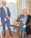  ?? FOTO: ?? Ehrenbürge­r Ernst Pfister probiert das neue Akkordeon für Kinder aus.