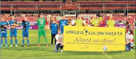  ?? TWITTER ?? At the start of Academica Clinceni’s game against FC Botosani, players walked on to the pitch holding stray pups for adoption.