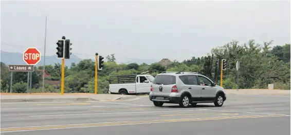  ?? ?? The dysfunctio­nal traffic lights at the intersecti­on between Dr Enos Mabuza and Johanna drives.